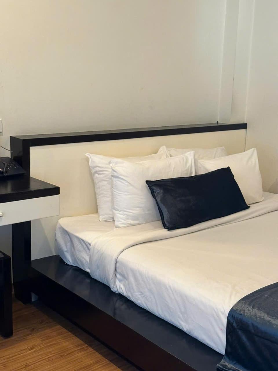 Rising Dragon Hotel Hanoi Bagian luar foto